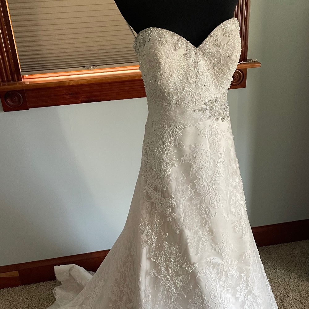 Sweetheart Strapless Lace Wedding Gown in Ivory